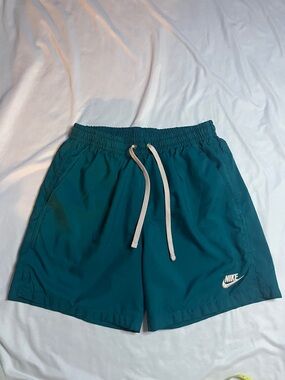 Nike Men's Club Woven Meshed Lined  Flow Shorts